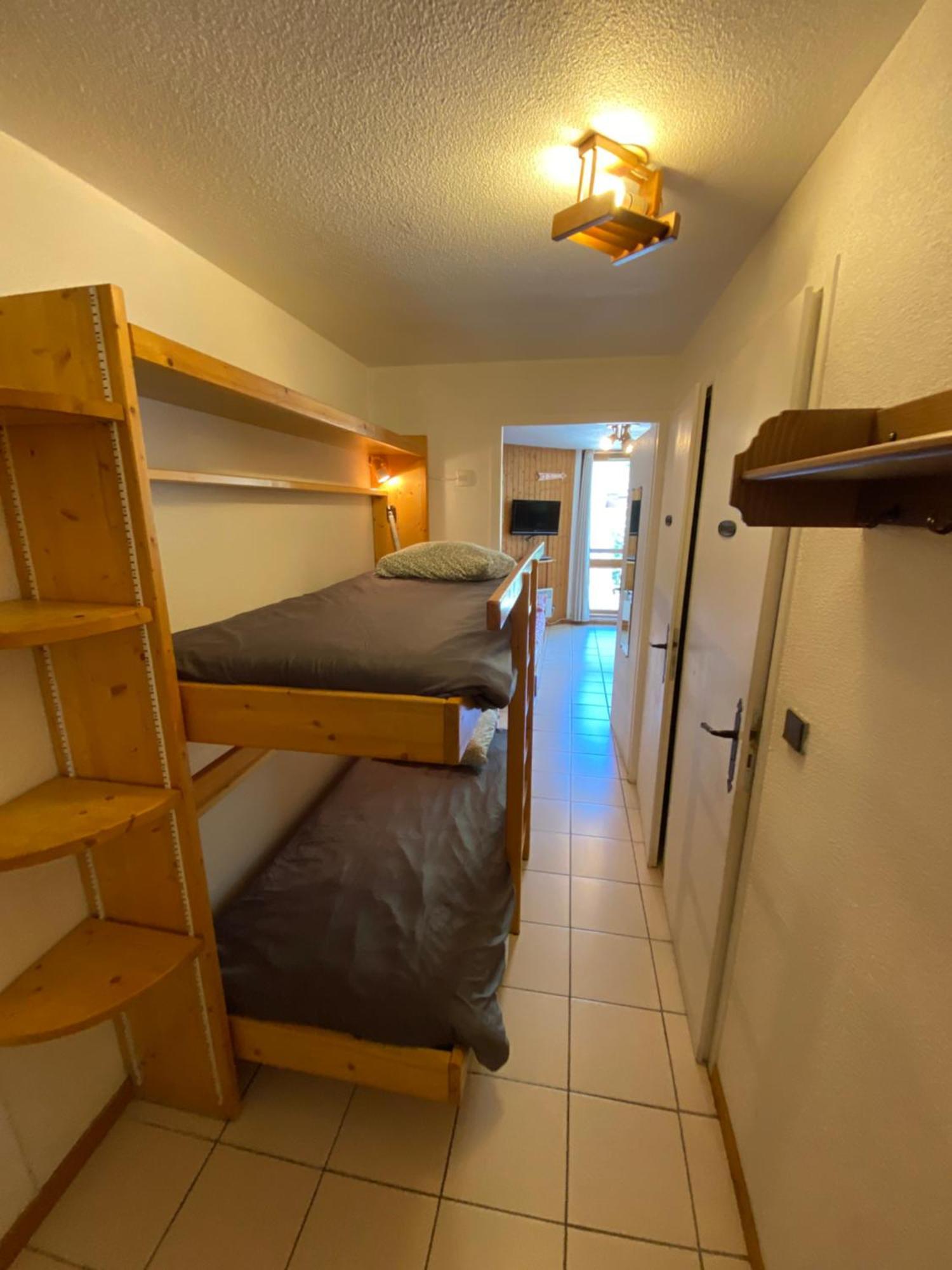 1 Bedroom Appt With Mountain Views *